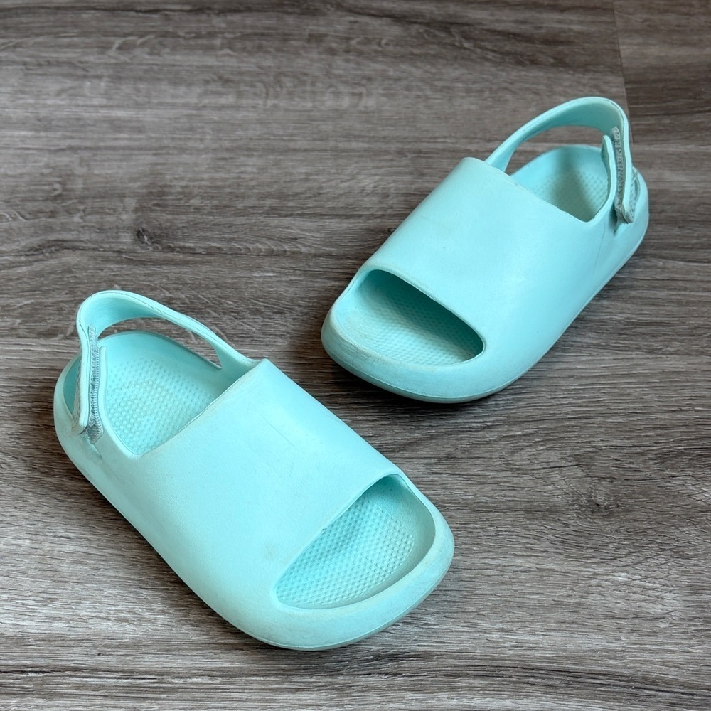Wonder Nation kids water shoes